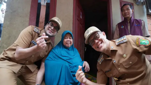 Wali Kota Sukabumi Ayep Zaki, didampingi Wakil Wali Kota Bobby Maulana saat berkunjung ke rumah warga di Kelurahan Naggeleng dan Gedongpanjang, Selasa (24/02/2026) | Foto : Dokpim