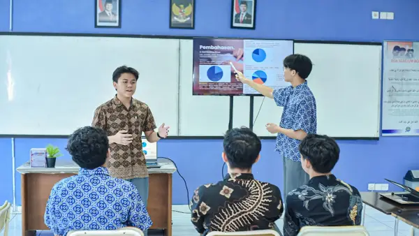 Para siswa SMA Insan Cendekia - Al Kausar Sukabumi saat praktikum | Foto : dok. Cendekia - Al Kausar