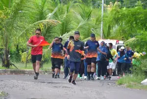 Momen ASN Pemkab Sukabumi mengikuti kegiatan lari santai (fun run) sejauh 5 kilometer (5K) di Palabuhanratu. (Sumber Foto: Diskominfosan Kab. Sukabumi)