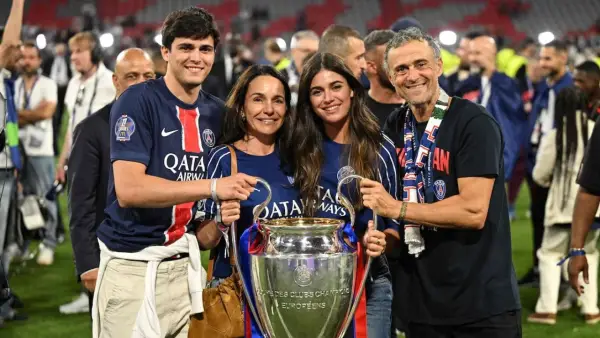 Luis Enrique tengah berfoto bersama keluarga dan trofi Liga Champions (Sumber: web/en.as.com)