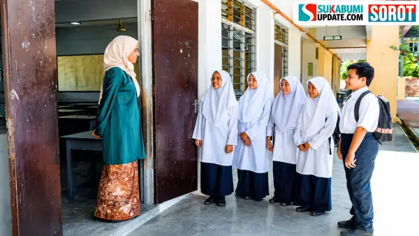 Ilustrasi seorang guru honorer atau non ASN tengah berbincang dengan siswa usai jam belajar | Foto : Pixabay/Sukabumiupdate