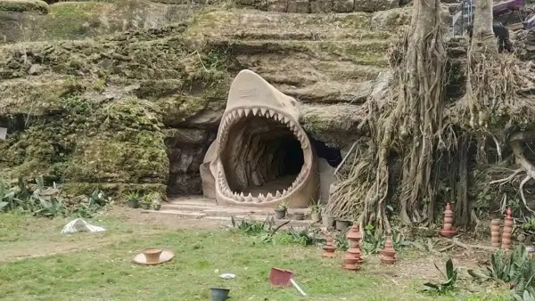 Goa Cigintung di Desa Gunungsungging, Kecamatan Surade, Kabupaten Sukabumi, menjadi salah satu lokasi yang menyimpan cerita penemuan fosil gigi hiu purba Megalodon. (Sumber: Real Pic Edit by AI)