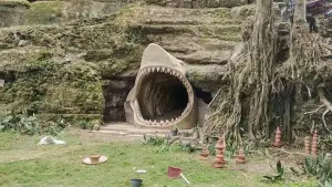 Goa Cigintung di Desa Gunungsungging, Kecamatan Surade, Kabupaten Sukabumi, menjadi salah satu lokasi yang menyimpan cerita penemuan fosil gigi hiu purba Megalodon. (Sumber: Real Pic Edit by AI)