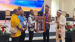 Perwakilan masyarakat Papua di Kabupaten Boven Digoel menyerahkan replika rumah pohon Korowai kepada Gubernur Jawa Barat Dedi Mulyadi. (Sumber Foto: Istimewa)