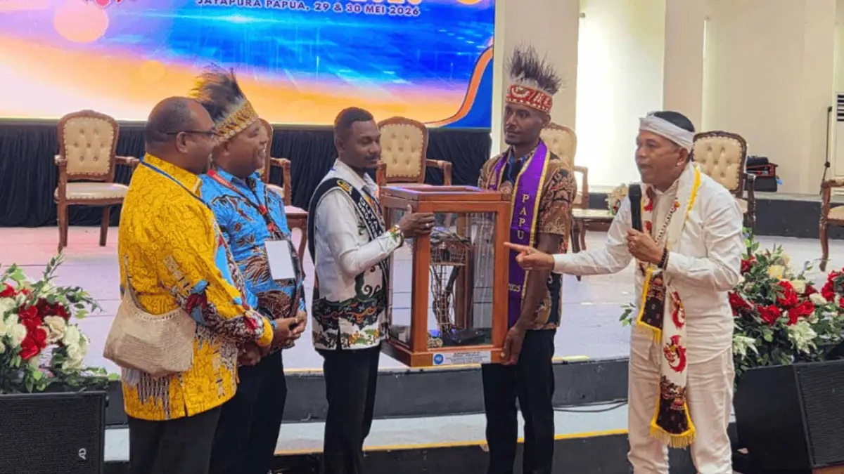 Serahkan Replika Rumah Pohon Korowai, Masyarakat Papua Doakan KDM Jaga Hutan Papua