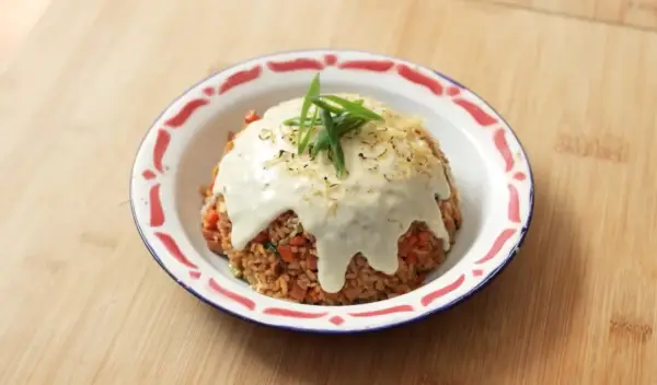 Resep Nasi Goreng Keju, Menu Sarapan Pagi yang Praktis dan Mengenyangkan (Sumber : Youtube | Devina Hermawan)