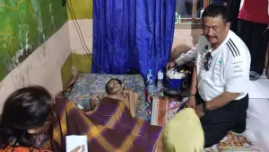 Bupati Sukabumi Asep Japar mendatangi warga Parungkuda yang 31 tahun lumpuh (Sumber: dok tim)
