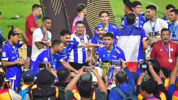 Wagub Jabar Erwan Setiawan saat menyaksikan langsung skuad Persib Bandung angkat trofi juara Super League. (Sumber Foto: Humas Jabar)