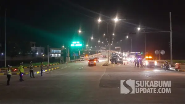 One way lokal sepenggal di jalur Sukabumi-Bogor, Senin (1/6/2026) malam. (Sumber: SU/Ibnu Sanubari)
