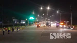 One way lokal sepenggal di jalur Sukabumi-Bogor, Senin (1/6/2026) malam. (Sumber: SU/Ibnu Sanubari)