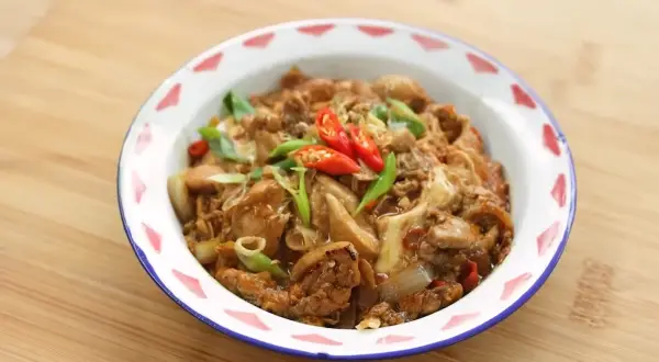 Resep Nasi Ayam & Telur, Menu Praktis Gurih Pedas untuk Sarapan dan Bekal (Sumber : Youtube | Devina Hermawan)