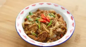 Resep Nasi Ayam & Telur, Menu Praktis Gurih Pedas untuk Sarapan dan Bekal (Sumber : Youtube | Devina Hermawan)