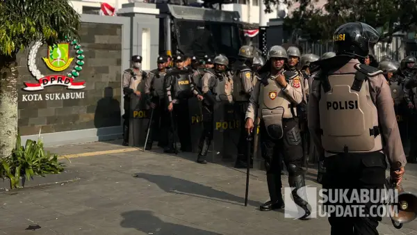 Personel Kepolisian saat berjaga mengamankan aksi 2.6.26 di Gedung DPRD Kota Sukabumi, Selasa (2/6/2026) | Foto : Turangga Anom