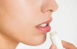 Ilustrasi merawat bibir agar sehat dan merah alami (Sumber : freepik/@rawfixel.com)