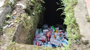 Sampah medis di buang sembarangan di saluran air di Palabuhanratu, Kabupaten Sukabumi | Foto : Dok. Warga