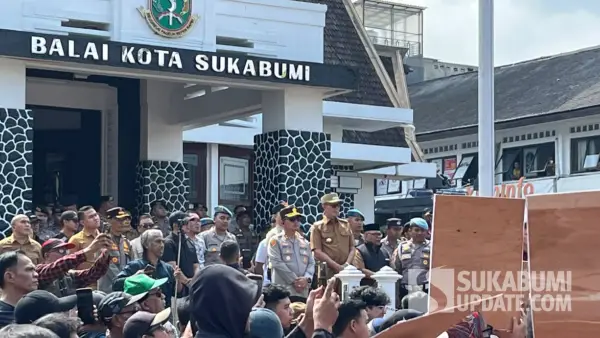 Wali Kota Ayep Zaki ditengah massa aksi 2.6.26 Kota Sukabumi (Sumber: sukabumiupdate)