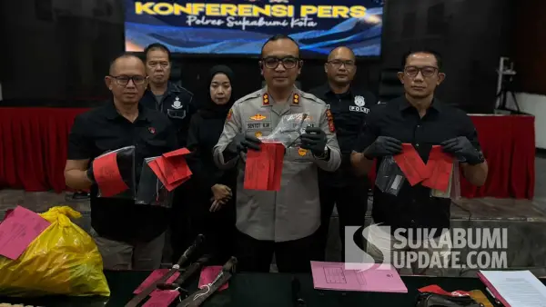 Kapolres Sukabumi Kota AKBP Sentot Wibowo dan jajaran Satreskrim saat menunjukan barang bukti kasus curanmor. (Sumber Foto: SU/Turangga Anom)