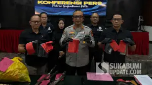 Kapolres Sukabumi Kota AKBP Sentot Wibowo dan jajaran Satreskrim saat menunjukan barang bukti kasus curanmor. (Sumber Foto: SU/Turangga Anom)