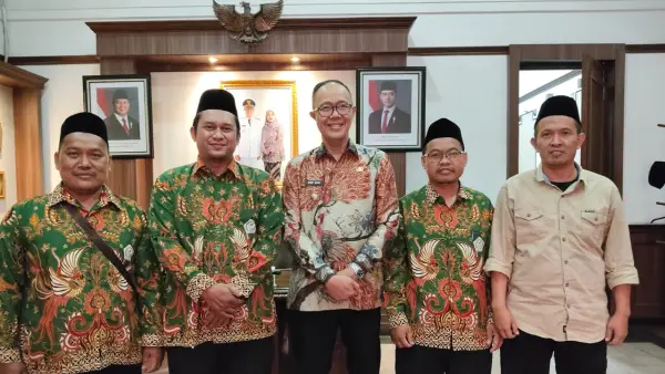 Jajaran Pengurus FKDT Kota Sukabumi saat audiensi dengan Wali Kota Sukabumi Ayep Zaki | Foto : dok. FKDT