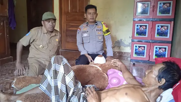 Kepala Desa Cikangkung bersama Bersama Bhabinkamtibmas Desa Cikangkung saat ke rumah korban dan TKP. (Sumber : Istimewa.).