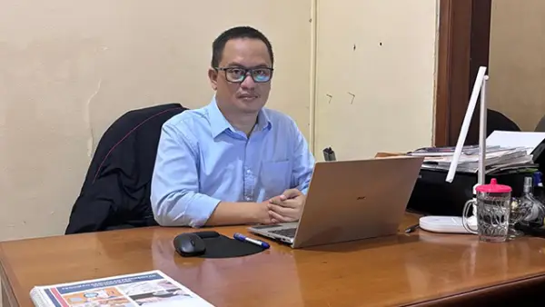 Kepala Cabang Perumda BPR Sukabumi Cabang Cicurug, Andria Kemal, menjelaskan layanan SIMPEN yang memudahkan masyarakat mengakses informasi dan pendaftaran produk tabungan maupun kredit secara digital. (Sumber : Istimewa.).
