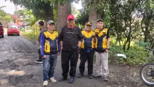Kepala UPTD Pekerjaan Umum (PU) Wilayah III Cicurug, Asep Saepuloh beserta jajaran UPTD PU bersama Bupati Sukabumi, Asep Japar. (Sumber: Istimewa)