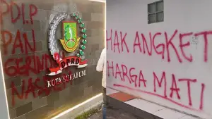 Massa aksi yang meluapkan kekecewaannya dengan mencoret-coret Gedung DPRD Kota Sukabumi. (Sumber : Istimewa.).