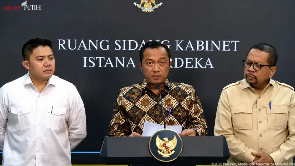 Mensesneg, Prasetyo Hadi didampingi Kepala Badan Komunikasi Pemerintah, Muhammad Qodari dan Sekretaris Kabinet, Letkol Teddy Indra Wijaya. (Sumber: Dok Sekretaris Presiden)