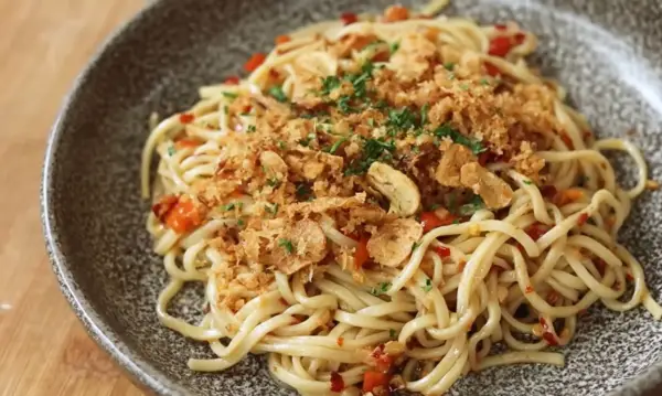 Resep Mie Aglio E Olio, Hidangan Berbeda dengan Cita Rasa Gurih Pedas yang Nikmat (Sumber : Youtube | Devina Hermawan)