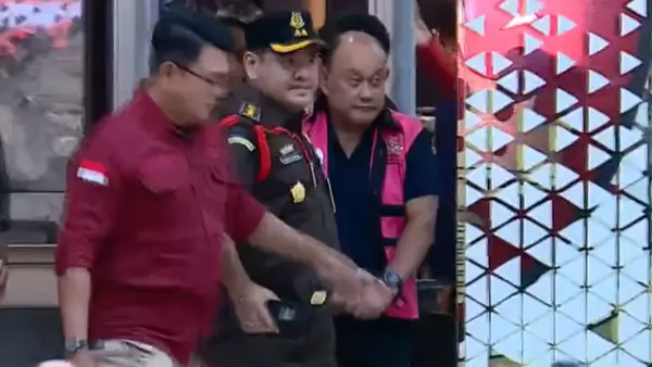 Mantan Kepala Badan Gizi Nasional (BGN), Dadan Hindayana, saat mengenakan rompi tahanan kejagung.. (Sumber : Screenshot YouTube/tvOneNews)