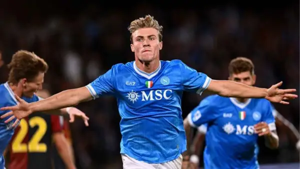 Penyerang asal Denmark, Rasmus Hojlund, resmi bergabung dengan Napoli secara permanen dari Manchester United. (Sumber: web/espn.com)