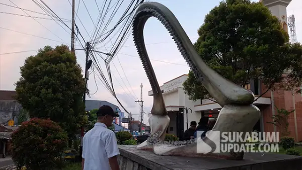 Kabid Perkim Rudi AB saat melakukan survei RTH Megalodon, di kawasan Bundaran Surade, Kecamatan Surade, Kabupaten Sukabumi, Rabu (3/6/2026). (Sumber : SU/Ragil Gilang).