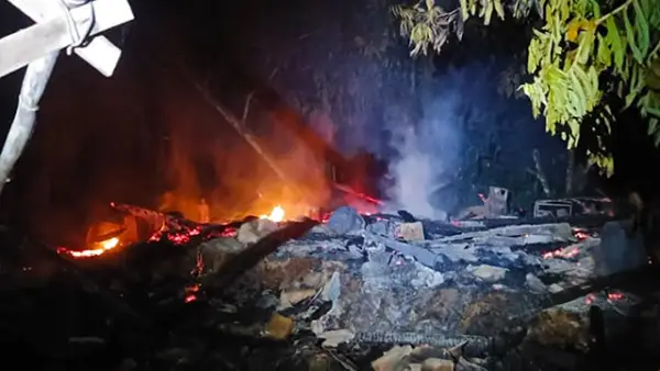 Gudang penyimpanan alat pertanian milik warga di Kampung Ciseupan, Desa Cidadap, Kecamatan Cidadap, Kabupaten Sukabumi, hangus terbakar diduga akibat korsleting listrik, Rabu (3/6/2026) malam. (Sumber : Istimewa.).