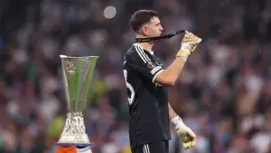 Selebrasi Emiliano Martinez setelah meraih trofi Liga Eropa di Aston Villa (Sumber: Instagram/@emi_martinez26)