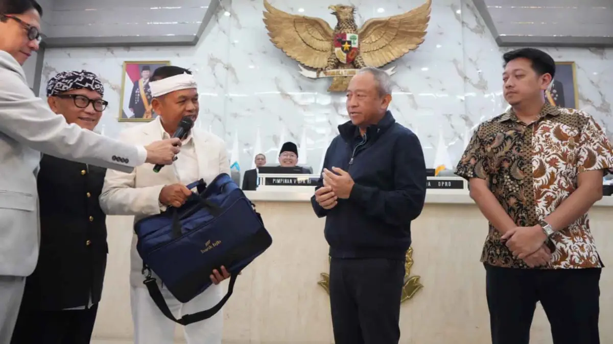 Hasil Jual Sapi, KDM Serahkan Kadeudeuh Rp1 Miliar untuk Persib Bandung