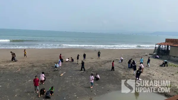 Puluhan Orang dengan Gangguan Jiwa (ODGJ) binaan LKS Panti Aura Welas Asih turun bersih-bersih sampah di Pantai Cipatuguran, Palabuhanratu, Kabupaten Sukabumi | Foto : Ilyas Supendi