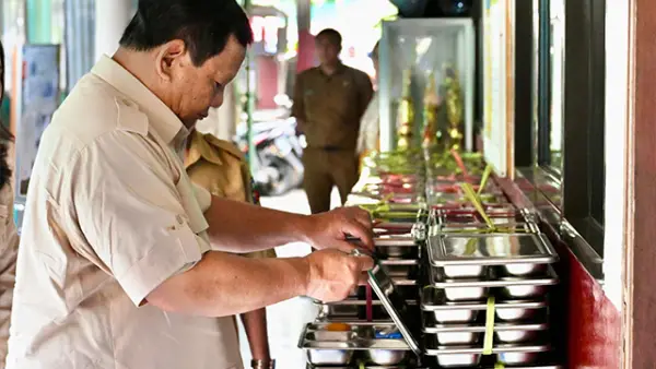 Presiden Prabowo Subianto saat memeriksa menu MBG. (Sumber : Sekretariat Negara).