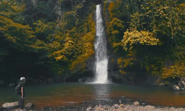 Curug Luhur Ciambar Sukabumi, salah satu air terjun indah yang ada di kaki Gunung Gede Pangrango (Sumber : Gmaps/Firdan Abdullah)