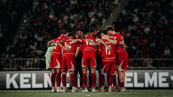 Para pemain Timnas Indonesia tengah melakukan team talk jelang laga menghadapi Bulgaria di FIFA Series lalu. (Sumber: Instagram/@jayidzes)