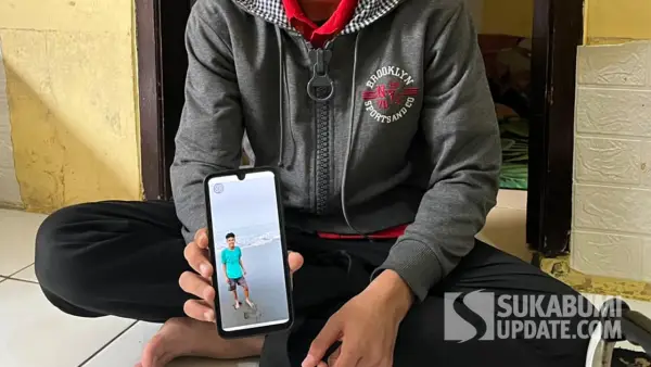 Rudiansyah saat menunjukan foto sang kakak. (Sumber: SU/Turangga Anom)