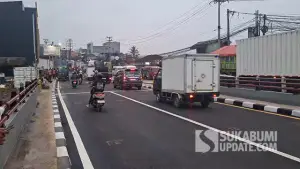 Arus kendaraan mulai melintas di duplikasi Jembatan Pamuruyan, Kecamatan Cibadak, Kabupaten Sukabumi, Kamis (4/6/2026) sore. (Sumber : SU/Ibnu Sanubari).