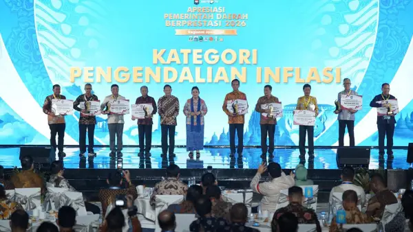 Wali Kota Sukabumi Ayep Zaki saat menerima penghargaan Apresiasi Pemerintah Daerah Berprestasi terbaik ke II kategori penanganan inflasi | Foto : Dokpim
