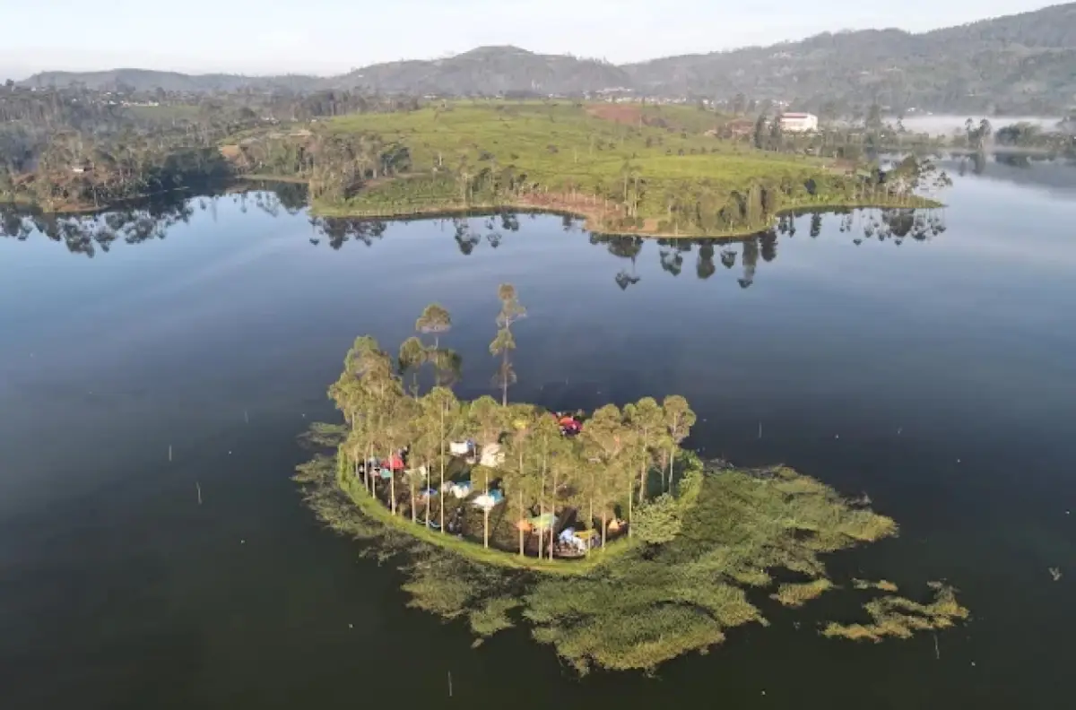 Pulau Cantik  Nusa Manona, Tempat Camping Unik di Tengah Danau Selatan Bandung