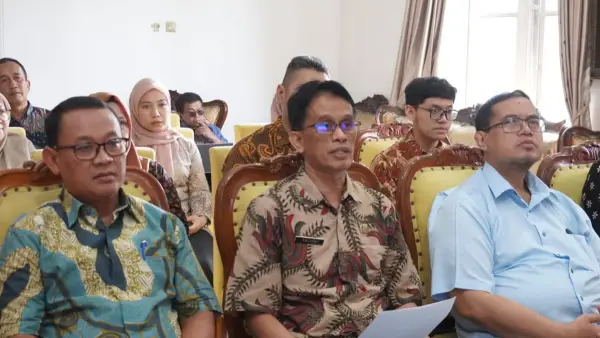 Yulipri Kepala DKIP Kabupaten Sukabumi (tengah) dalam sosialisasi keterbukaan informasi publik.