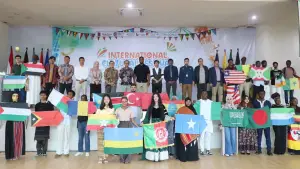 Rektor Nusa Putra University Kurniawan berfoto bersama Dubes Zimbabwe dan peserta International Cultural Festival (ICF) 2026. (Sumber Foto: Dok. NPU)