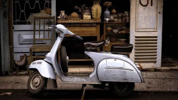 Ilustrasi motor vespa tua. (Sumber Foto: pexels.com/Pixabay)