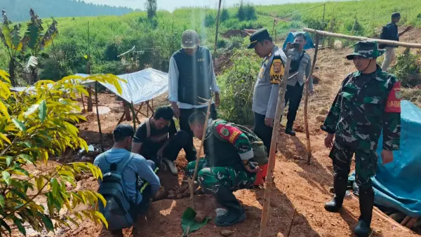 Petugas gabungan temukan lubang-lubang tambang emas ilegal di lahan Nagawarna Lengkong Sukabumi (Sumber: dok tim)