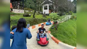 Keseruan keluarga bermain wahana luge gravity di Natura Selabintana Sukabumi. (Sumber Foto: IG Natura Selabintana)