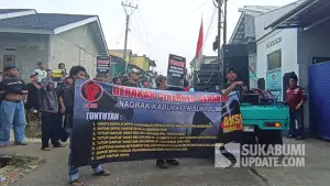Warga yang tergabung dalam Gerakan Cirendeu Bersatu (GCRB) menggelar aksi damai di Kampung Cireundeu, Desa Girijaya, Kecamatan Nagrak, Kabupaten Sukabumi, Jumat (5/6/2026). (Sumber : SU/Ibnu Sanubari).