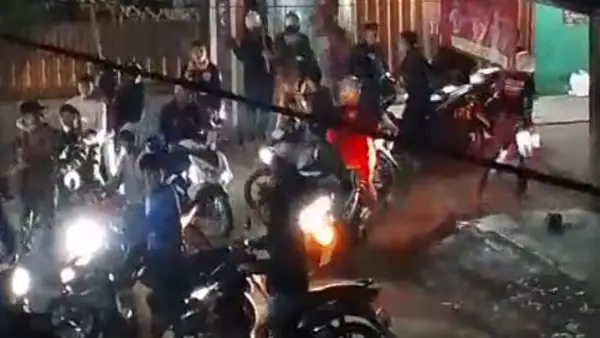 Tangkapan layar video aksi geng motor yang resahkan warga Lio, Baros, Kota Sukabumi. (Sumber: Dok Warga)
